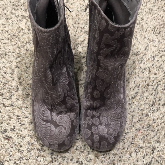 Zigi Soho Nydia Ankle Boots Size 9.5 Gray Velvet Floral Paisley - Picture 3 of 8